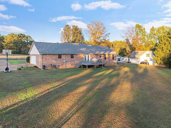 5th image of 125 Meadow Dr