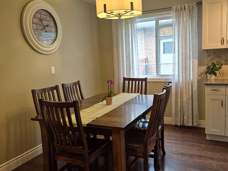 384 Pioneer Dr — Photo 2