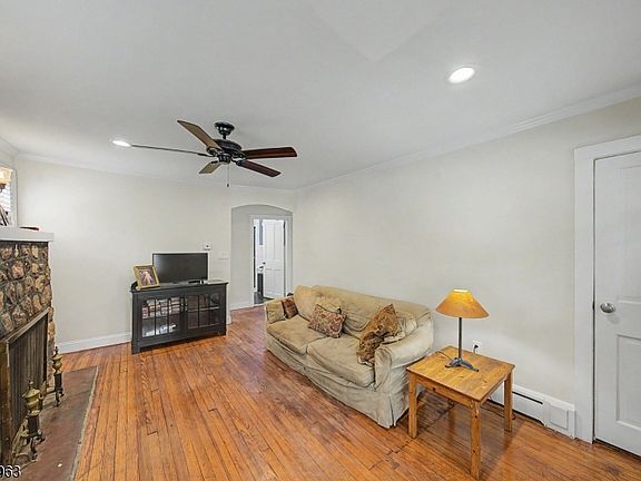 3rd image of 121 Franklin Rd