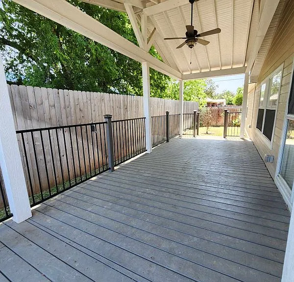 922 Ashwood St — Photo 1