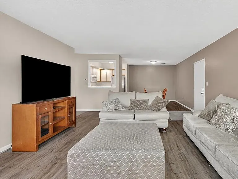 7 Earl Gables Ct — Photo 8