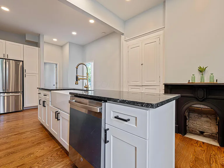 150 N Oak St — Photo 11