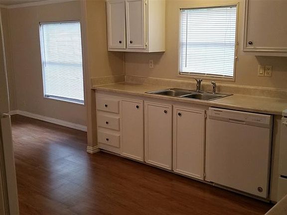 5th image of 9610 Oak Hill Dr