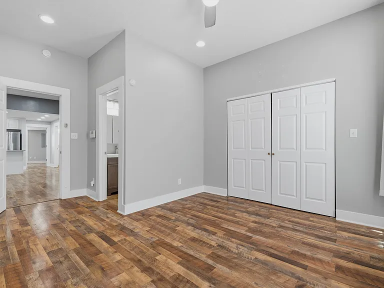 1330 Lexington Ave — Photo 12