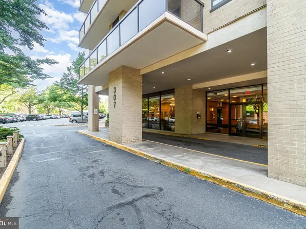 307 Yoakum Pkwy APT 716, Alexandria, VA 22304