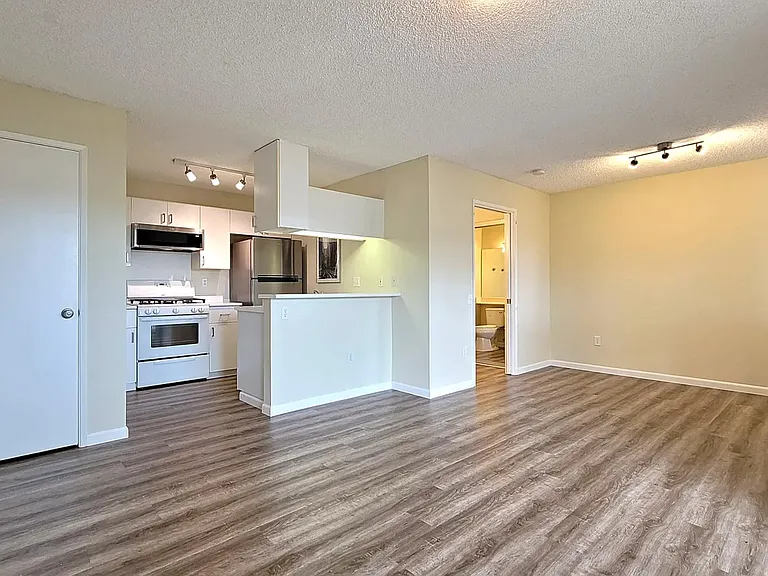 Large ground floor studio unit with open floor plan