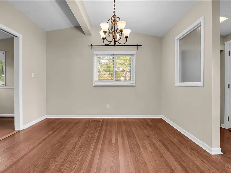 24240 Beverly St — Photo 6