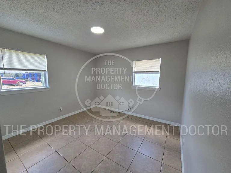 4914 S 84th St — Photo 16