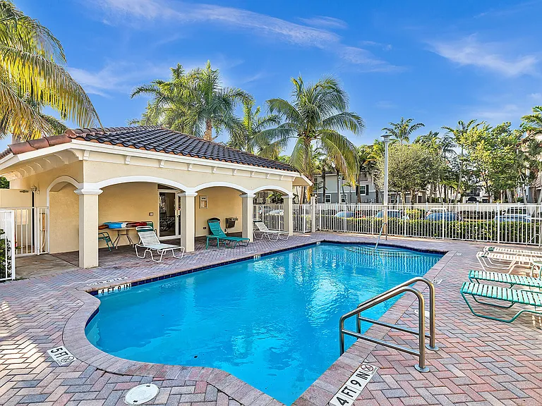 323 Bayfront Dr — Photo 3