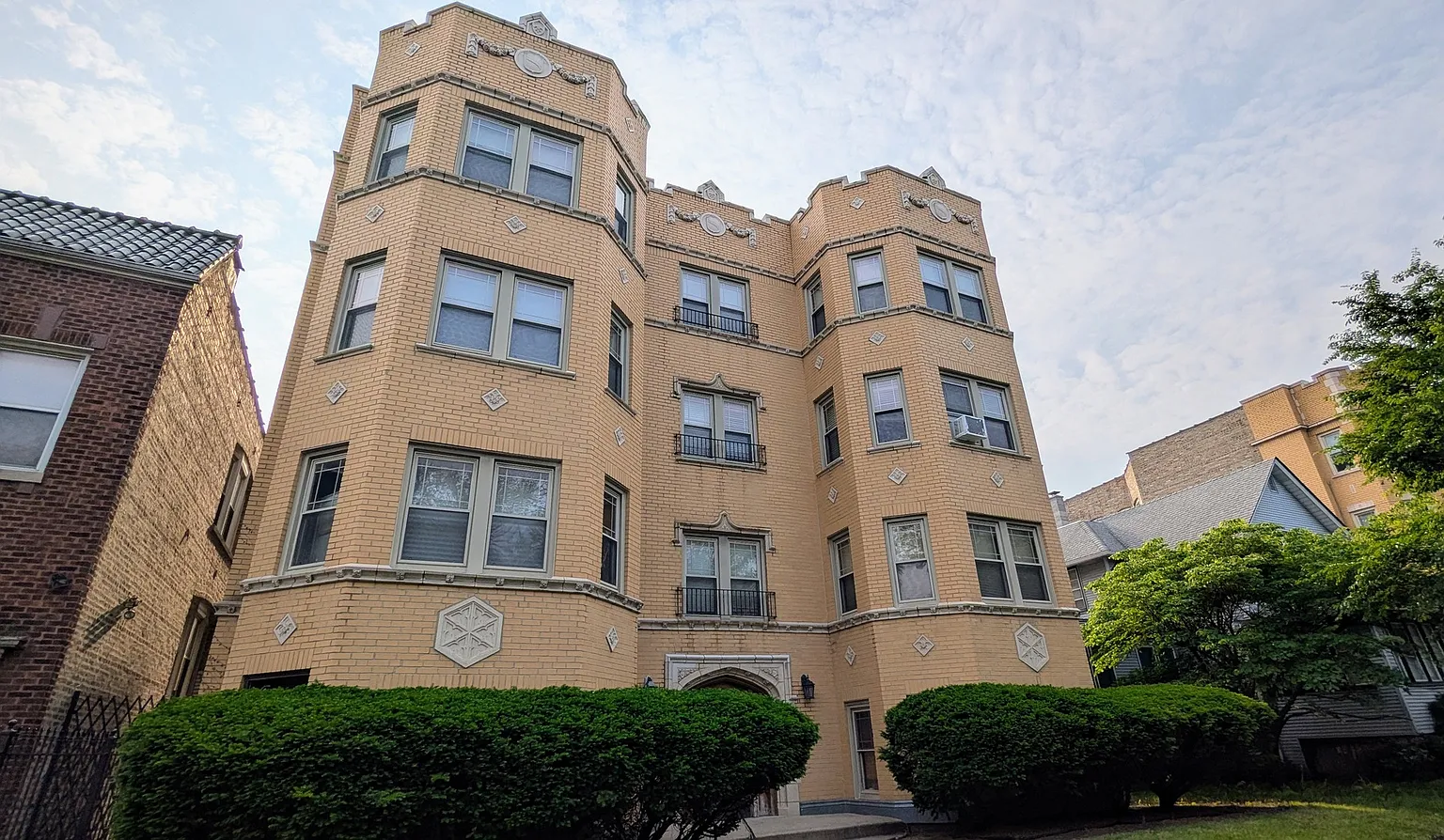 1010 N Austin Blvd APT 2S photo 1