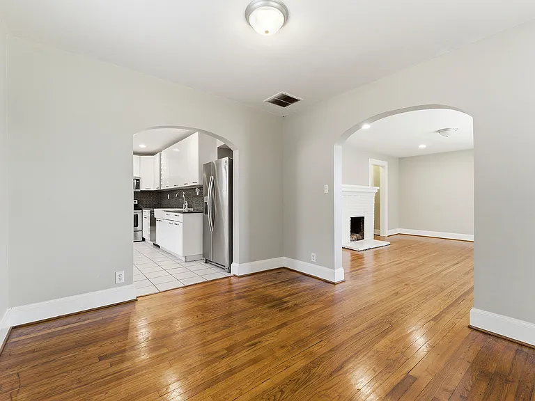 202 Warren St — Photo 8