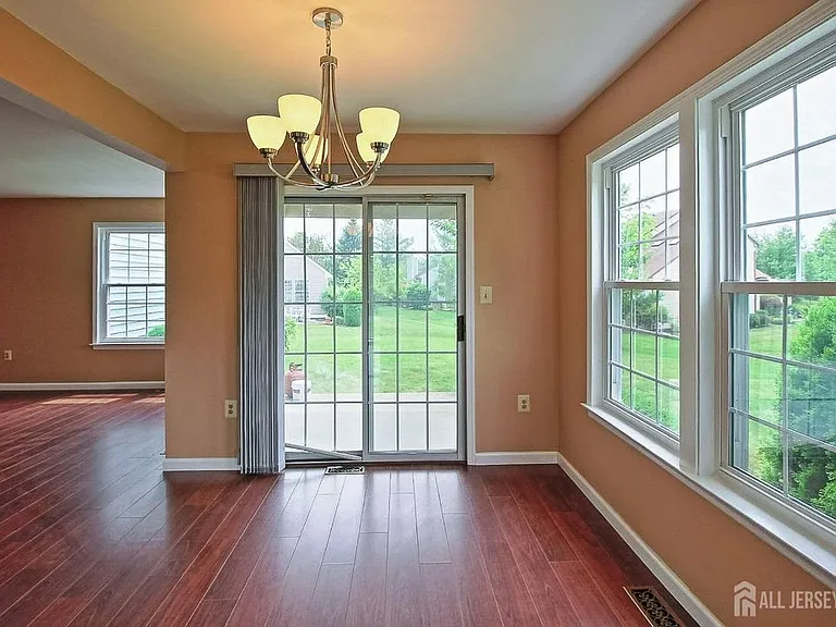 2 Bristol Ct — Photo 9