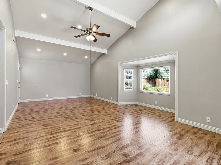 325 Goshen Ct — Photo 12