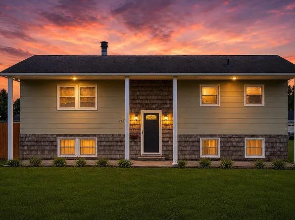 708 E 11th St, Vinton, IA 52349
