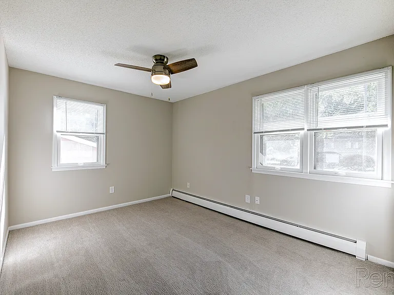 Shoreline Place Apartments — Photo 16