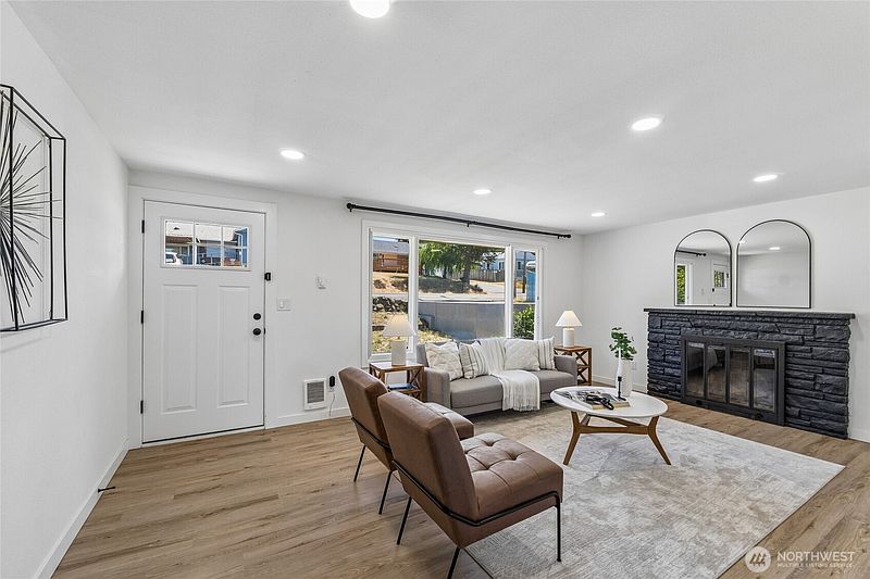 3rd image of 11823 12th Avenue S