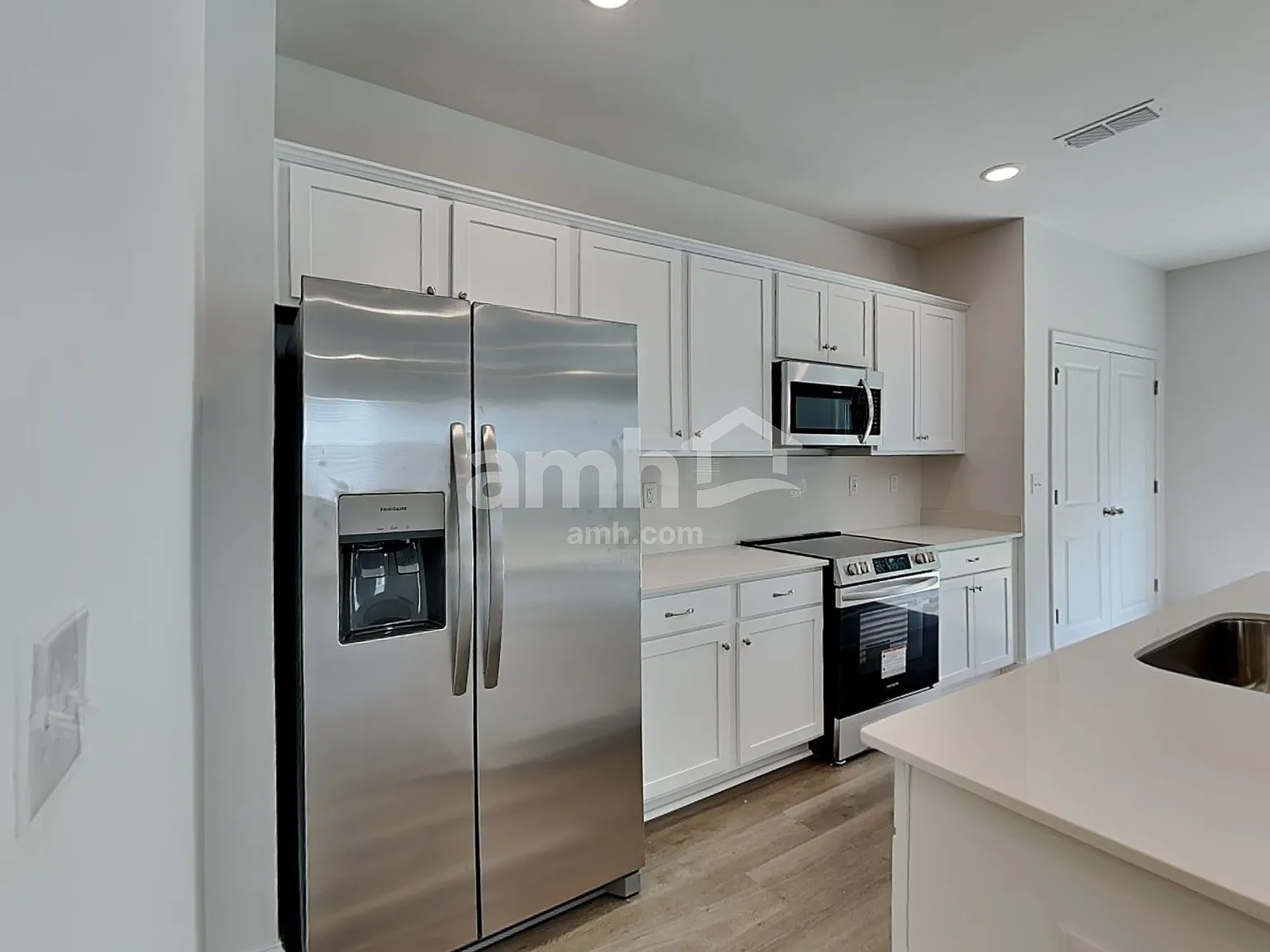 4 bed, 2.5 bath, 1977 sqft, $2,550 — Photo 3