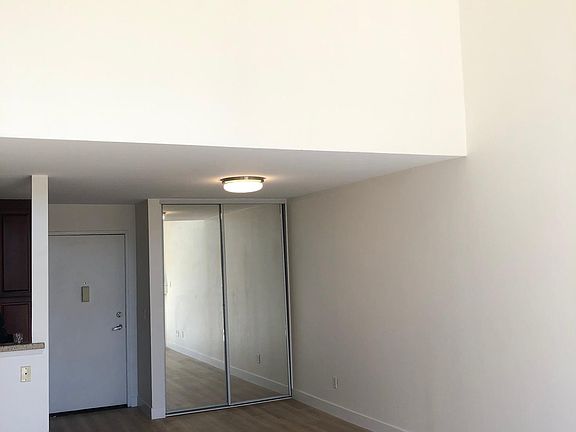 3rd image of 5520 Owensmouth Ave APT 303