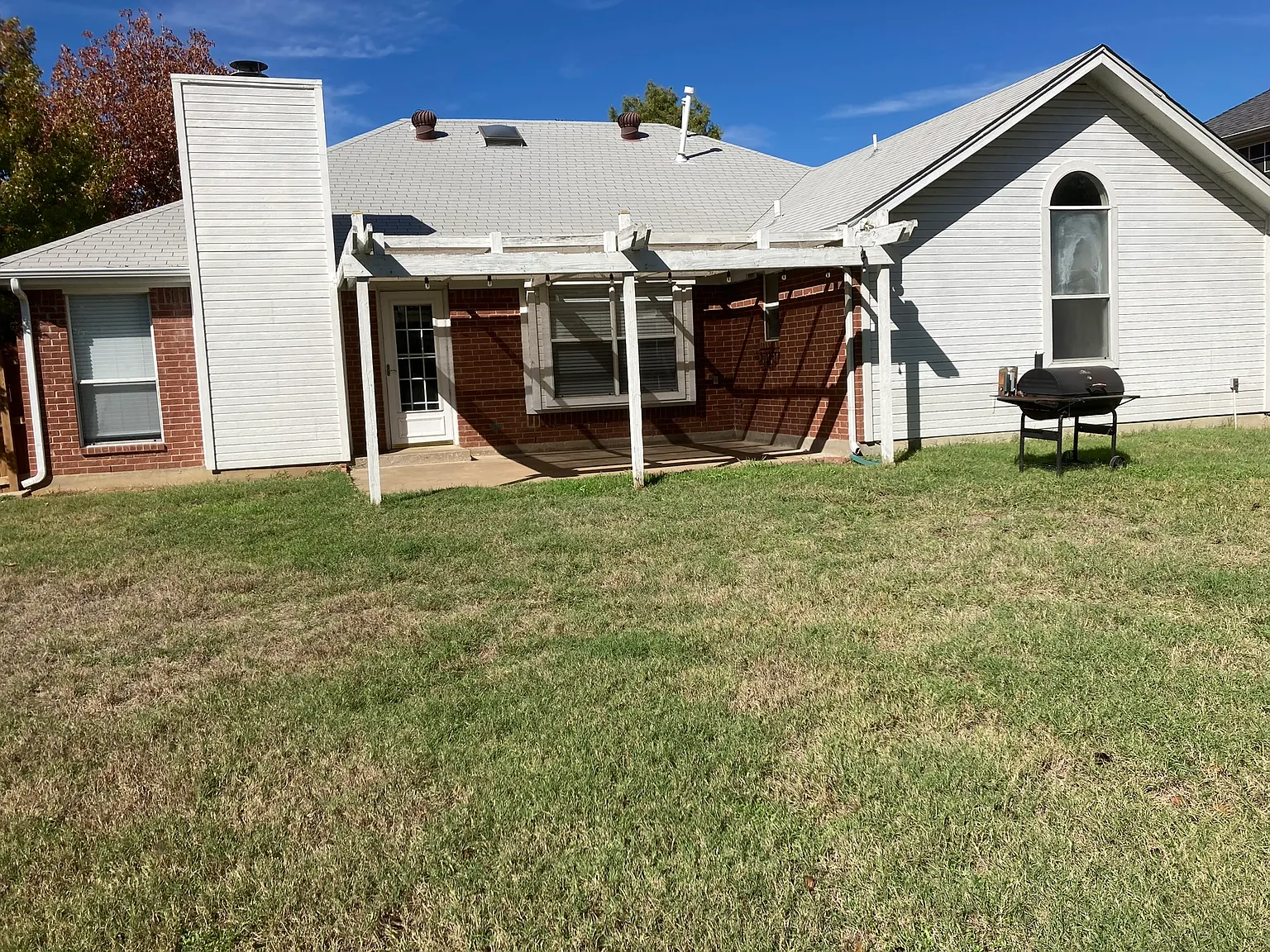 2601 Crockett Dr — Photo 2