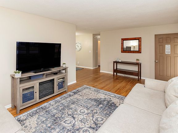 3rd image of 1505 4th St SW