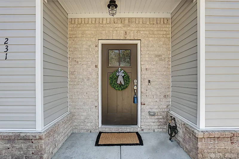 Built in 2020, great safe area, mins to airport and 20 mins to downtown — Photo 2