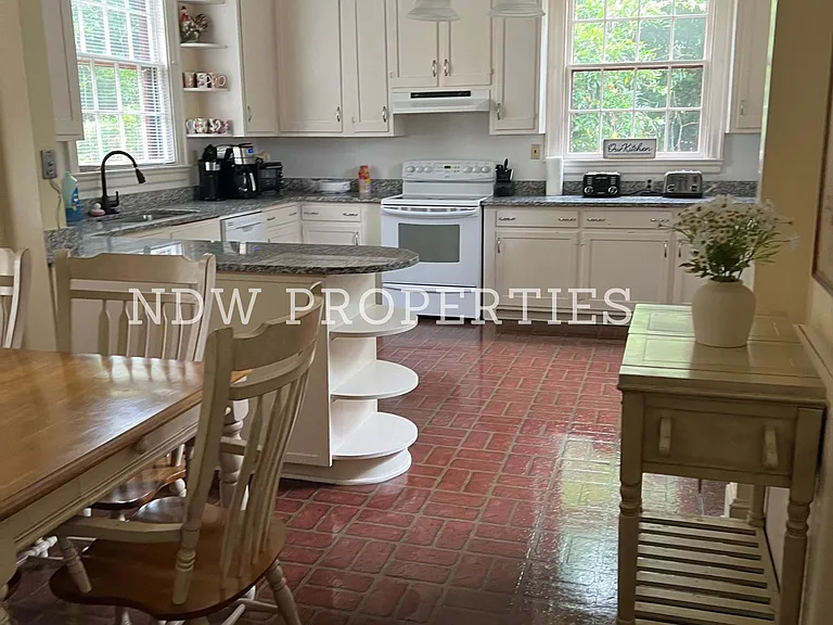 600 Nash St NE — Photo 5