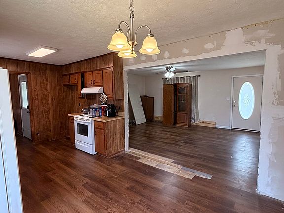 3rd image of 322 Robin Dr