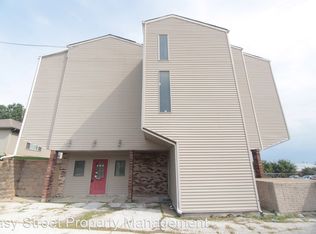 825 Devils Glen Rd APT 3, Bettendorf, IA 52722