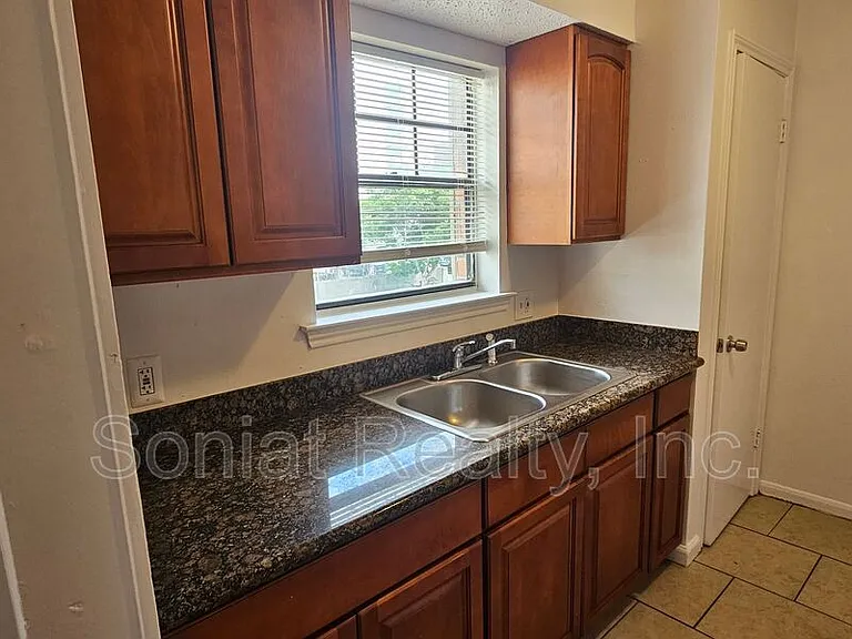 2131 Carondelet St #3 — Photo 18