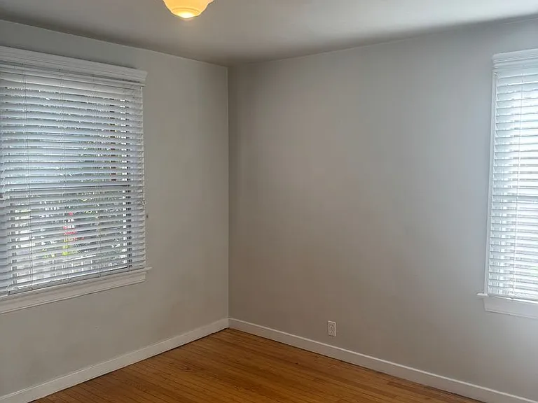 2572 Russell St — Photo 13