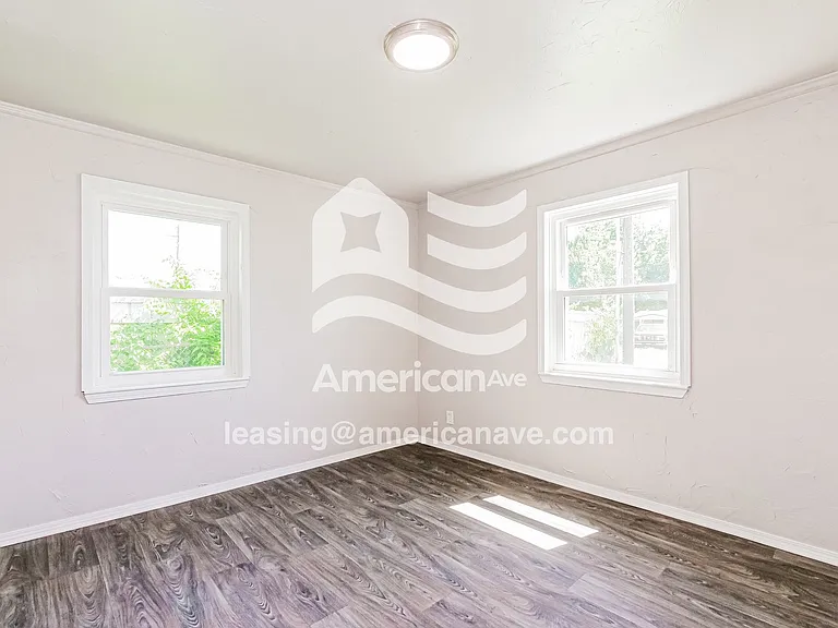 1073016_007_main_bedroom_8.jpg