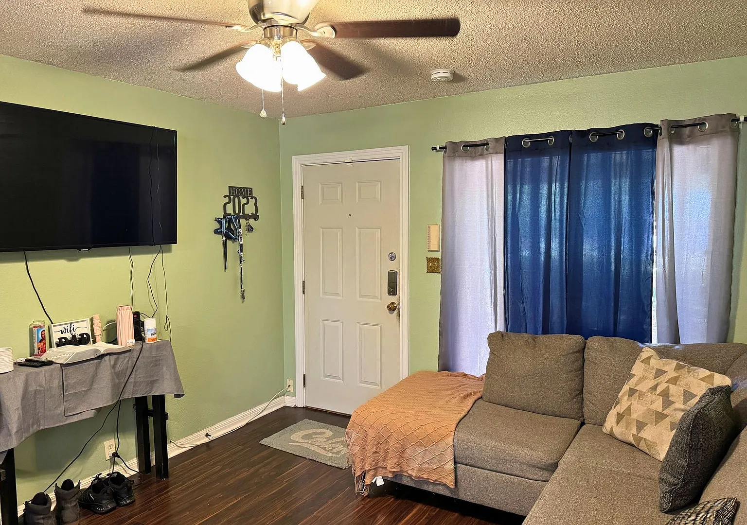 2 Bed 1 Bath With Character In Ray Massie! — Photo 3
