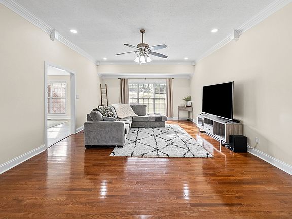 5th image of 1131 Emerson Cir