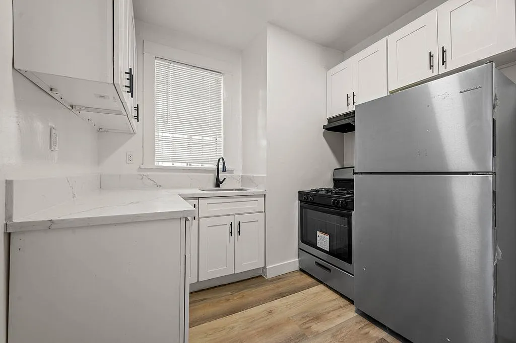 1142 West 17th Street — Photo 4