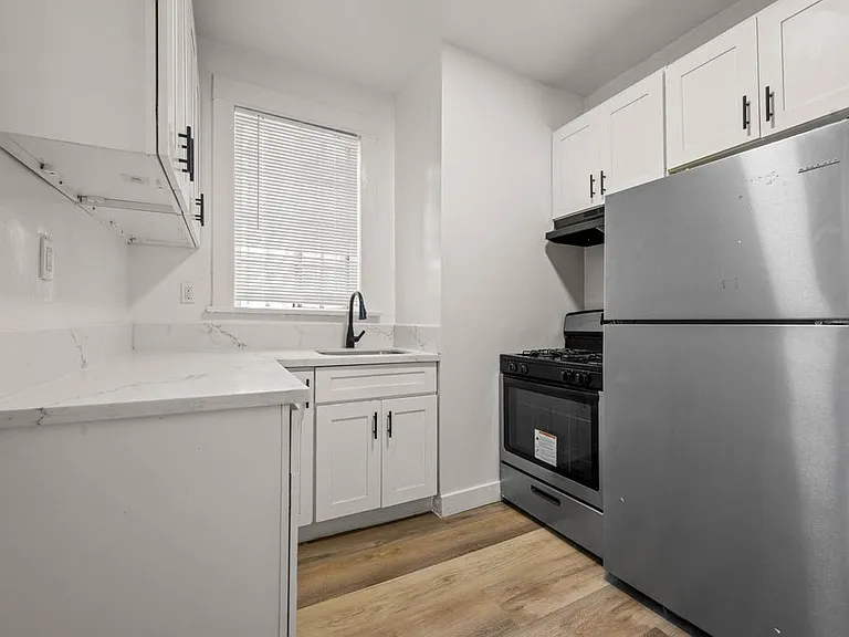 1142 West 17th Street — Photo 4
