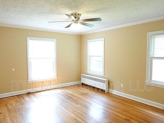 3rd image of 8505 Greenwood Ave #202