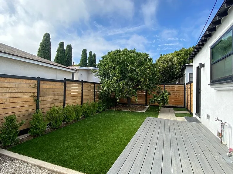 2224 Oak St — Photo 8