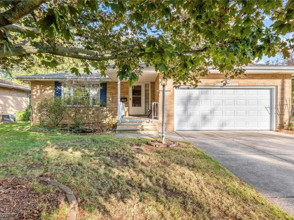 6391 Beverly Dr, Parma Heights, OH 44130