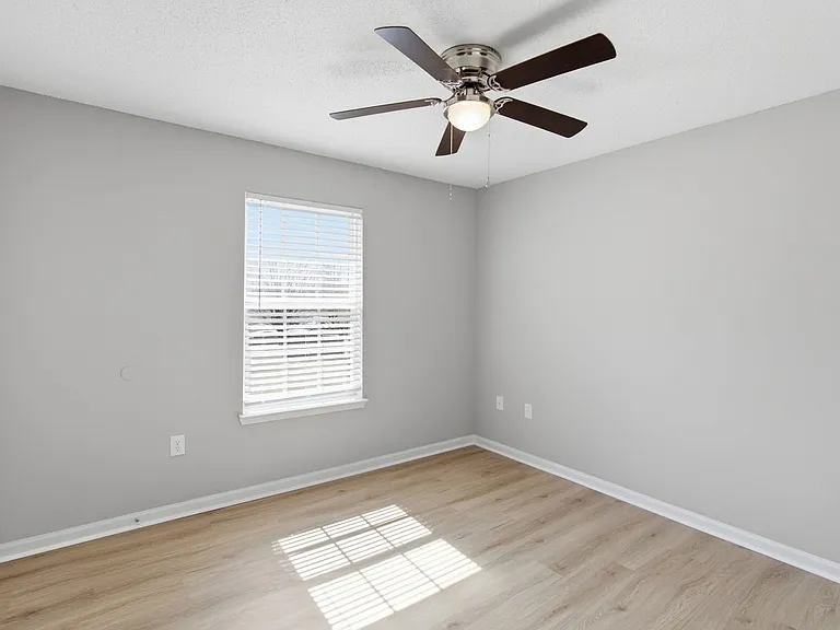 Englewood Apartments — Photo 43