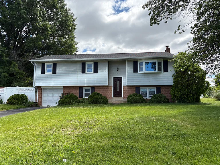 479 Sue Dr — Photo 1