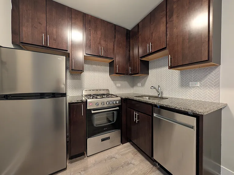 538 W Surf St — Photo 12