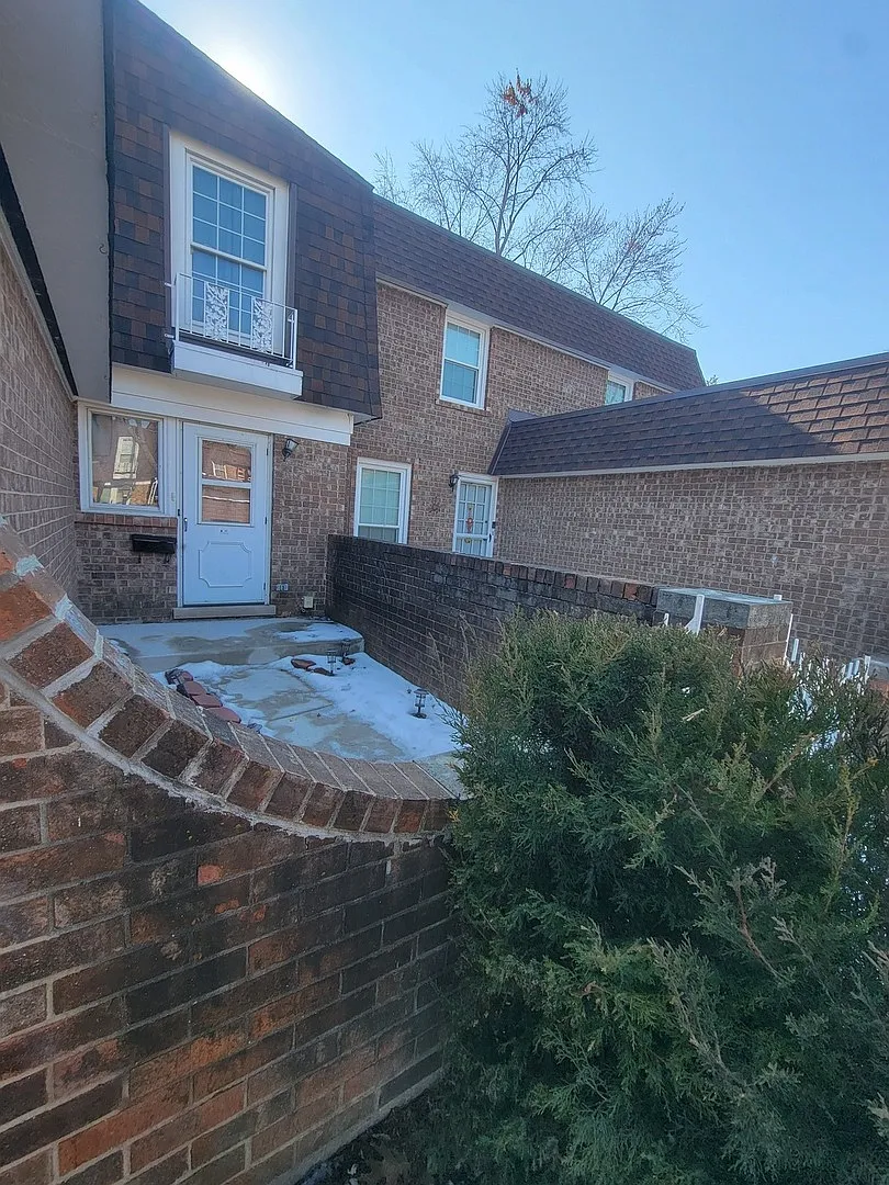 17W747 Standish Ln photo 1