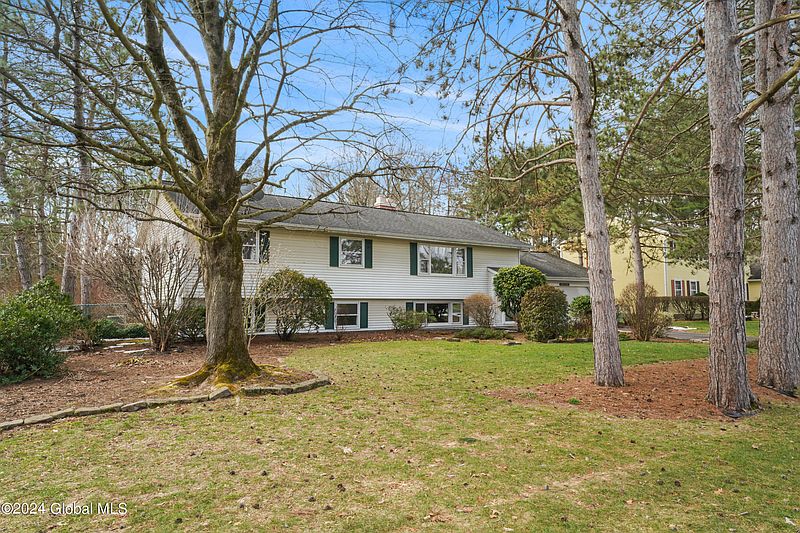 3rd image of 6 Kingswood Dr