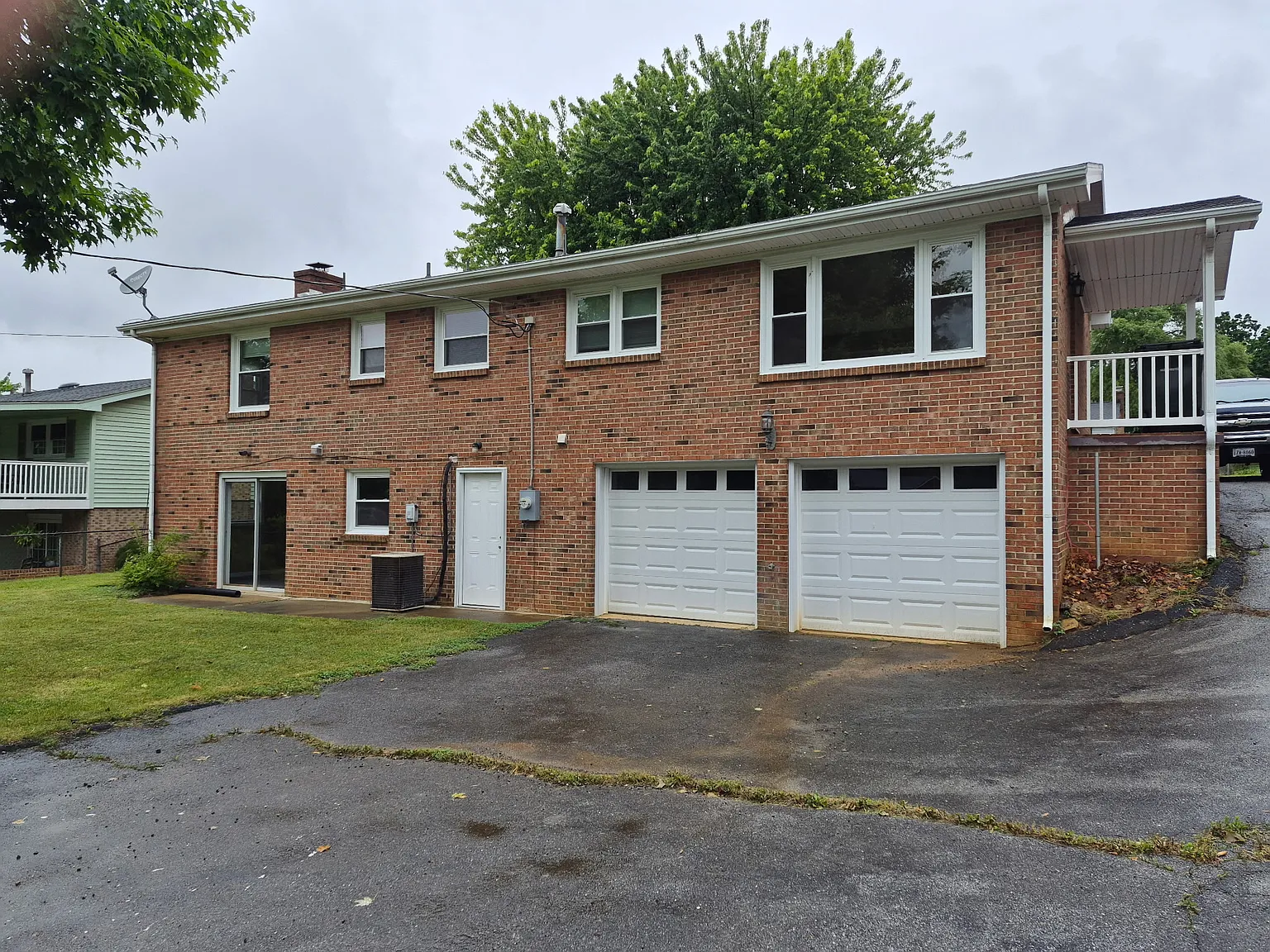 4 bed, 2200 sqft, $2,200 — Photo 2