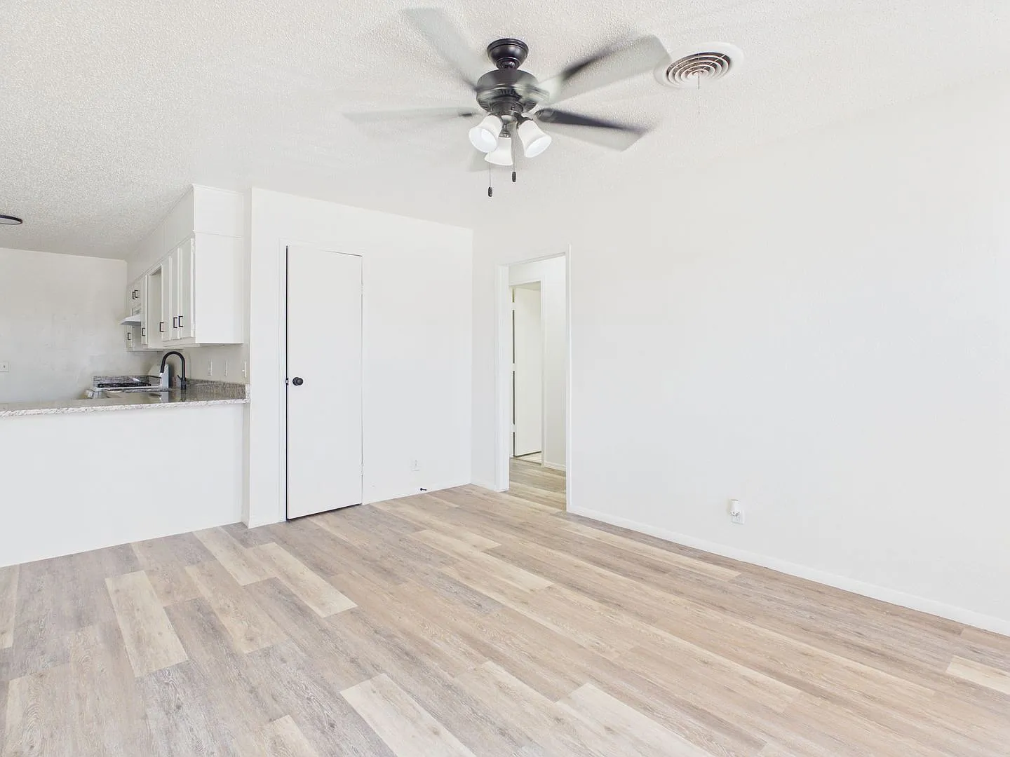 Cute 2 bed 1 bath you don't want to miss! — Photo 3