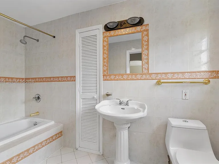 4445 N Michigan Ave — Photo 18