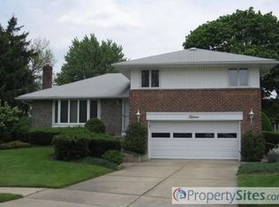 15 Evelyn Ct, Syosset, NY