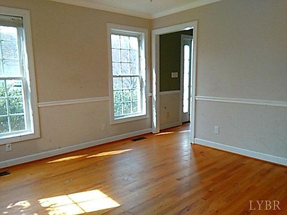 4th image of 121 Marguerite Dr