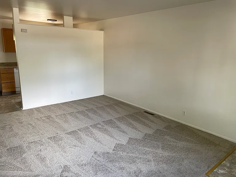 860 34th St — Photo 3
