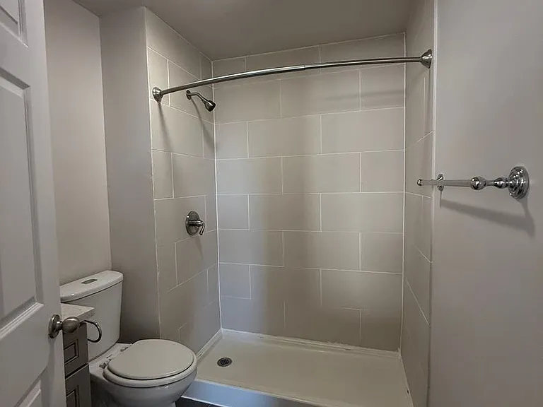 Great Location with Full Washer and Dryer in Unit and Full Kitchen! — Photo 26